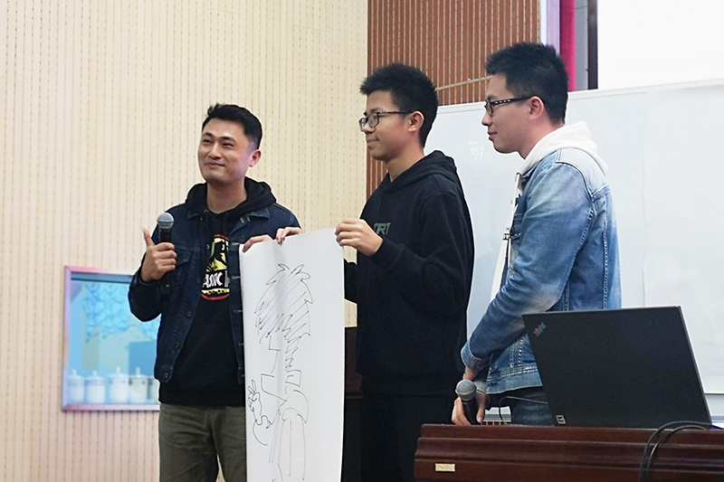 2409班李恩熙同学参与互动并获陈磊老师现场赠画